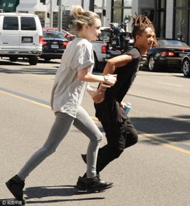 ​跑起来！贾登史密斯与女友十指相扣狂奔 无视交规横穿马路不道德