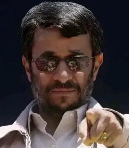 ​内贾德，伊朗政坛的传奇人物，有坚定的信念和卓越的领导才能。