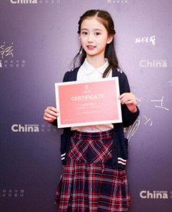 ​不敢认最美童星裴佳欣，过完年就穿“栅栏袜”秀腿，9岁太成熟