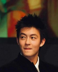 ​震惊！陈冠希与秦舒培日本街头当众激吻，背后真相大揭秘