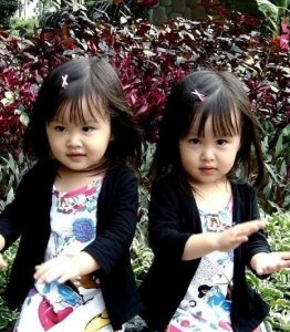 ​曾经很火的双胞胎Sandy&Mandy 长大了却灵气不再