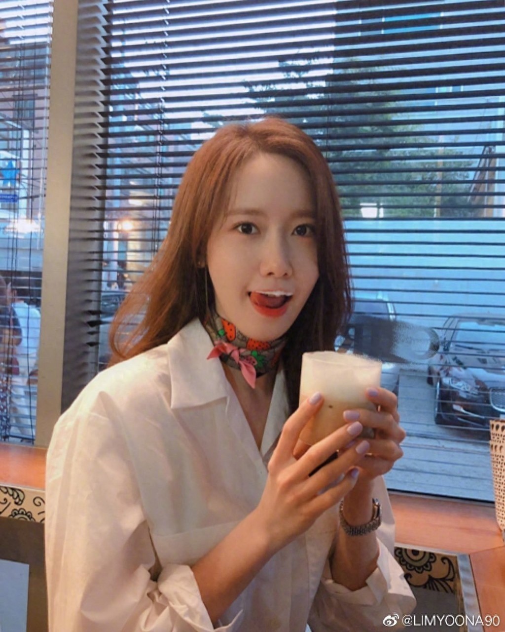 林允儿的短发造型,气质淡雅笑容温婉