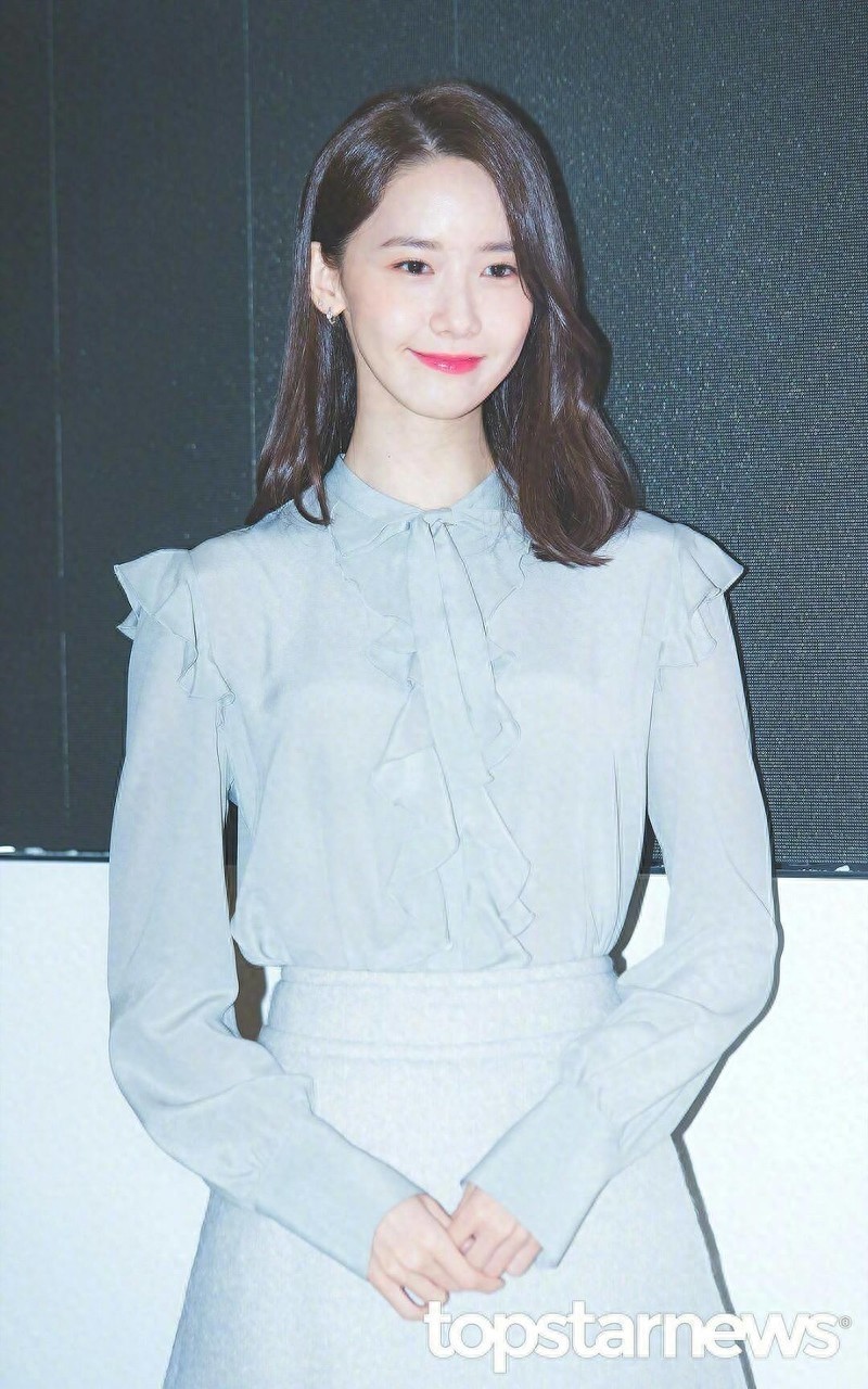 林允儿的短发造型,气质淡雅笑容温婉