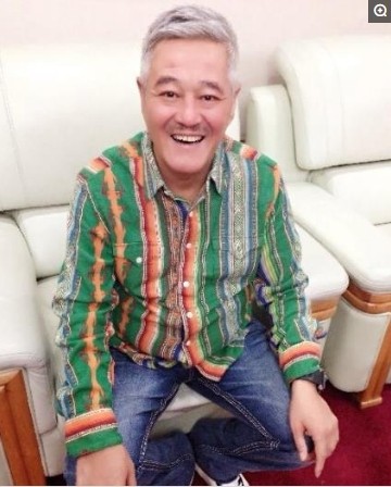 赵本山与妻子近照，老婆年轻貌美而他头发花白，其实两人相差8岁