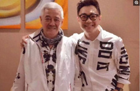 赵本山与妻子近照，老婆年轻貌美而他头发花白，其实两人相差8岁