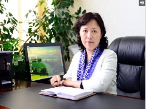 赵本山与妻子近照，老婆年轻貌美而他头发花白，其实两人相差8岁