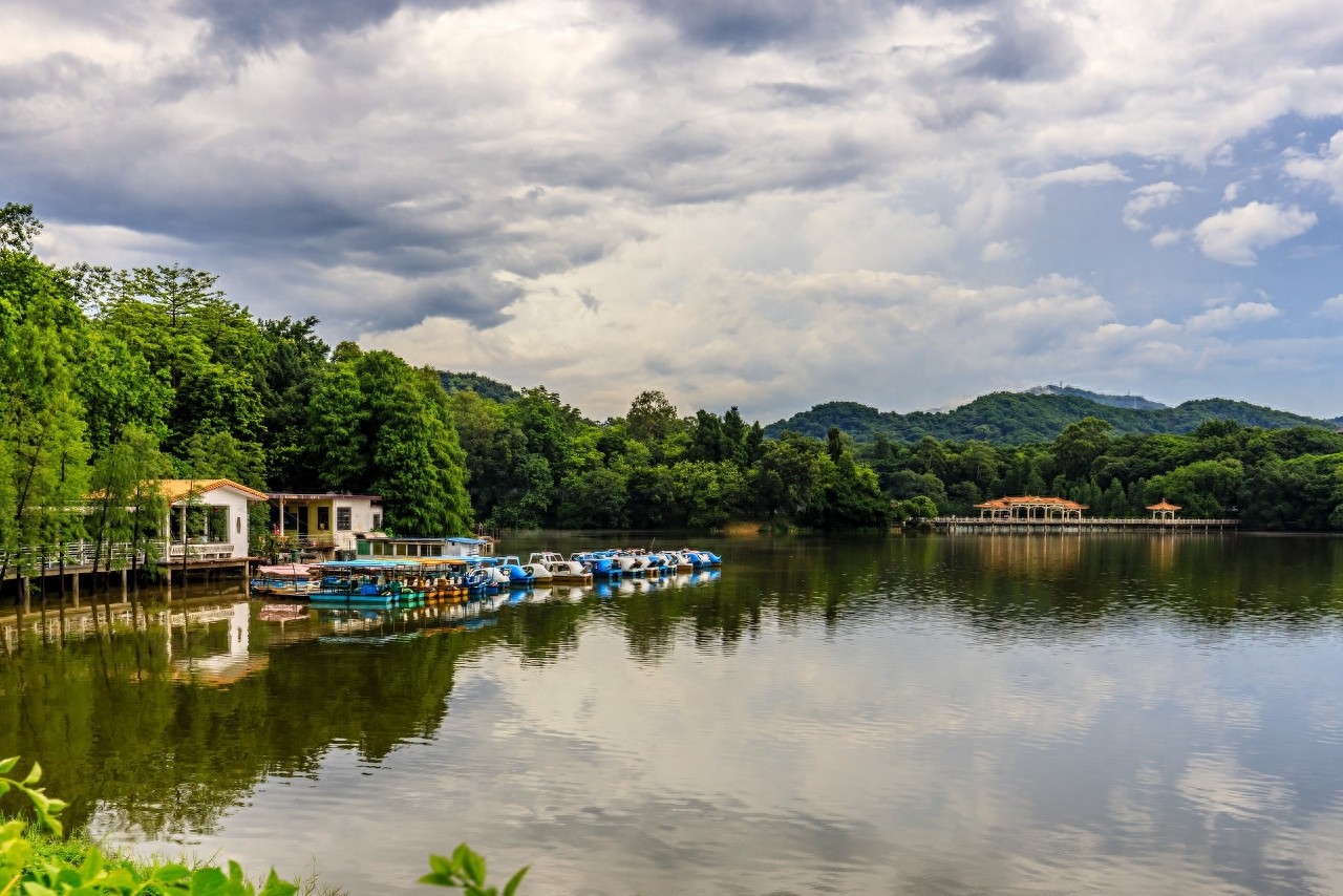 麓湖公园位于广州市越秀区，白云山风景名胜区南端