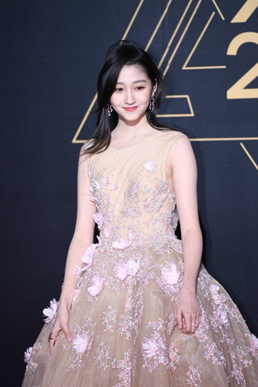 关晓彤的长款礼服造型，仙女气十足