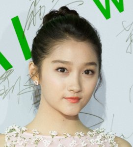 ​关晓彤的长款礼服造型，仙女气十足