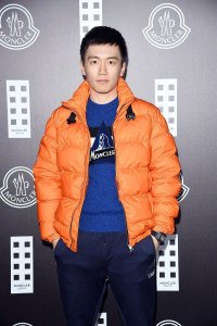 ​苏宁太子亮相时装周，穿羽绒服好实在，一张“扑克脸”却是暖男