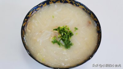 ​用家传的特殊方法熬一碗汤色奶白，味道醇香的萝卜汤