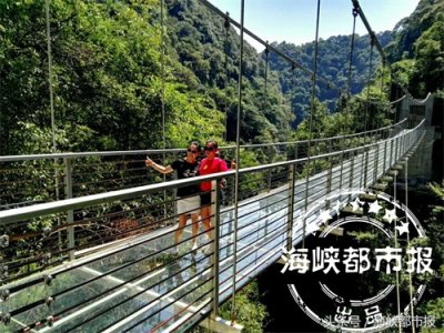 ​福州首座悬空玻璃天桥开放 位于皇帝洞景区