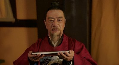 ​他寒门出身，才学横溢，辅佐五朝，晚年却因放纵儿子导致名声受损