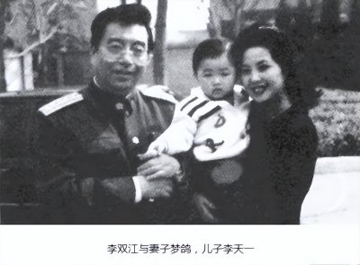 ​27岁李天一出狱！李双江夫妇为儿子改名、摆接风宴、疑似为其洗白