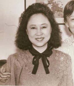 ​1967年，平鑫涛和琼瑶的留影，她29岁，气质非凡，笑靥如花