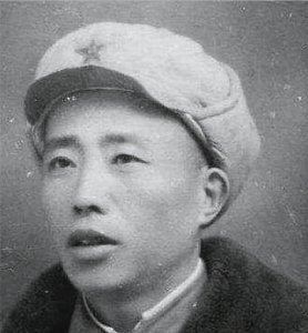 ​开国少将贺健，从军20年后回乡，村口老太太直接抡了他一巴掌