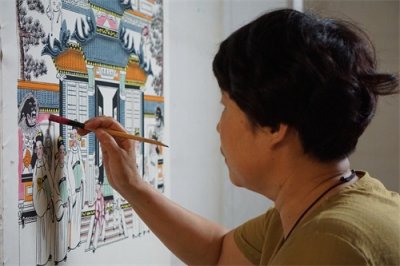 ​高密一对乡村夫妇画家堂画四十余载，“以前生意好的时候，画都是一车一车地装