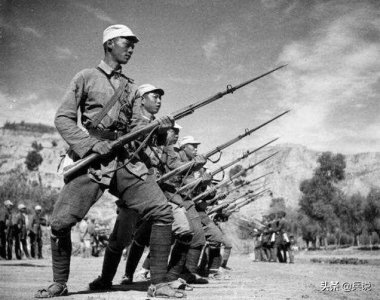 ​八路军抗日三大件：步枪手榴弹和红缨枪，平均两人不到一支枪