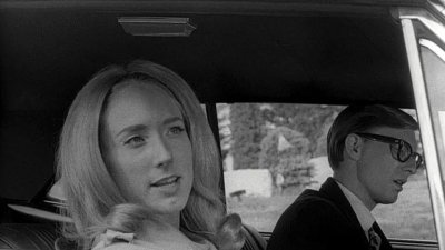 ​通过和多部影片做对比，审视《活死人之夜》中丧尸背后的讽刺意义