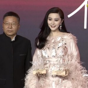 ​录制MV时露点走光，范冰冰表现淡定，和陈柏霖开心热聊