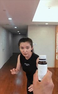 ​李冰冰脚开瓶盖挑战成功，网友：保养真好，不像四十多岁的女人