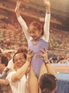 ​中国体操冠军陆莉，奥运赛场拿满分，退役赴美国定居，生混血儿子