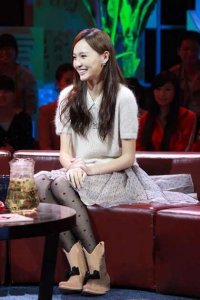 ​唐嫣穿上丝袜真性感，时尚模特般的身材，颜值气质秒杀众多女神