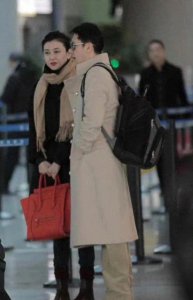 ​蔡国庆藏了20年的老婆曝光！美貌身材惊艳，网友：难怪放弃那英