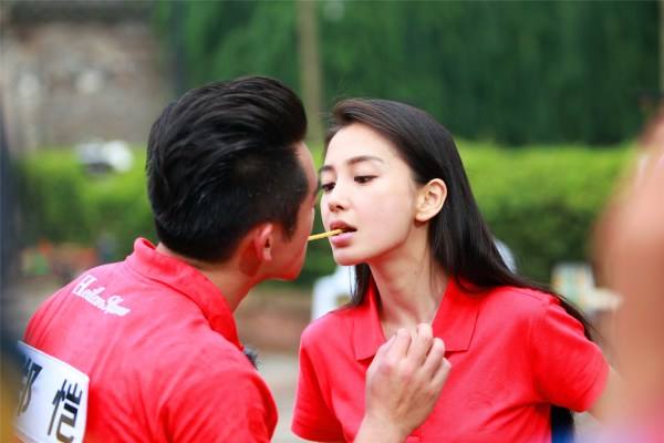 杨颖结婚郑恺哭了难道动真情了?郑恺和baby亲嘴片段真的亲到了