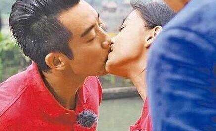 杨颖结婚郑恺哭了难道动真情了?郑恺和baby亲嘴片段真的亲到了