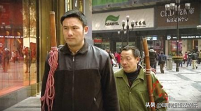 ​纪录片《最后的棒棒》主角老黄离世，导演何苦泪别良师益友