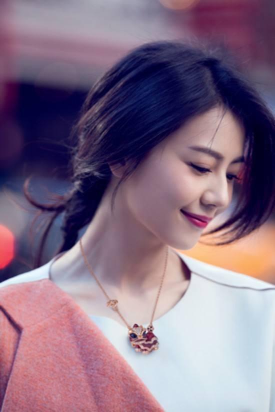 高圆圆在微博久违三个月晒出美照，少女元气更强，因为爱情呀