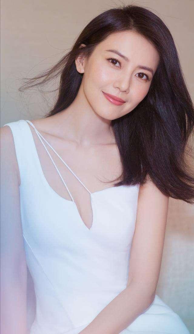 高圆圆在微博久违三个月晒出美照，少女元气更强，因为爱情呀