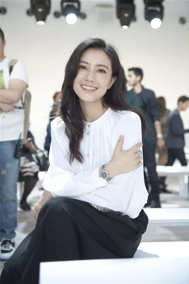 高圆圆在微博久违三个月晒出美照，少女元气更强，因为爱情呀