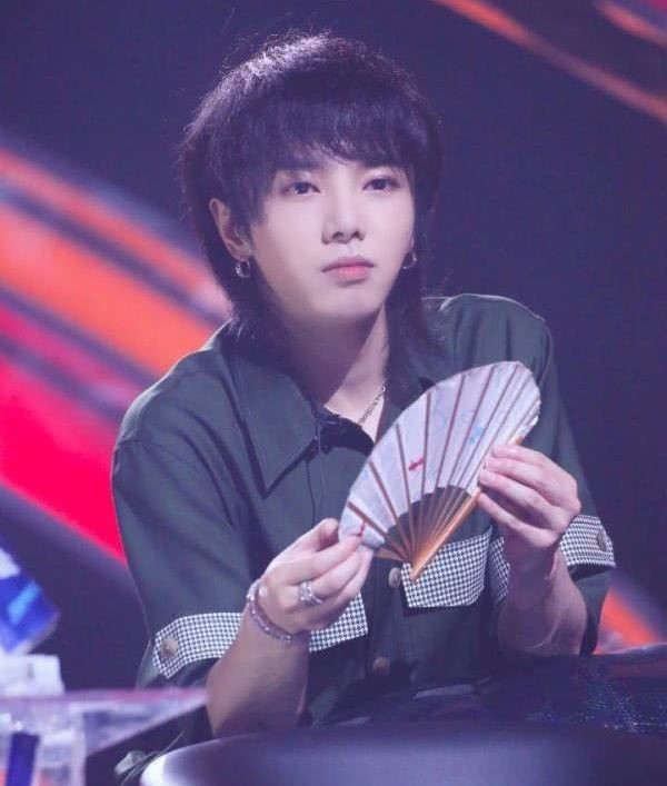 华晨宇到底整没整容?疑似华晨宇回应承认整容传闻?