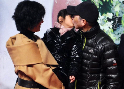 ​徐帆养女徐朵身世背景来历不简单 徐朵从哪里领养的这么像冯小刚