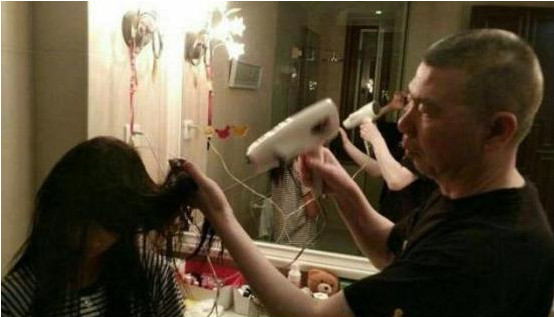 徐帆养女徐朵身世背景来历不简单 徐朵从哪里领养的这么像冯小刚