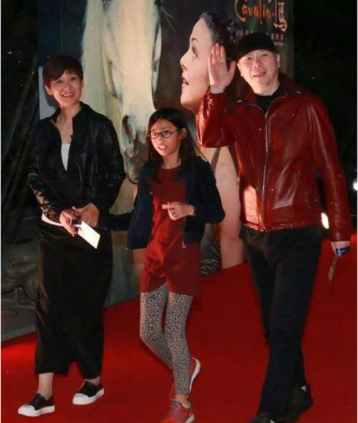 徐帆养女徐朵身世背景来历不简单 徐朵从哪里领养的这么像冯小刚