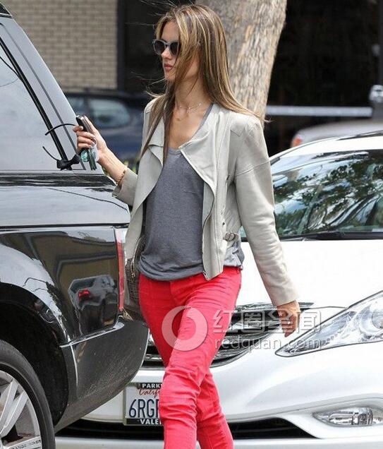 亚历山大安布罗休腿短吗 亚历山大安布罗休性感照