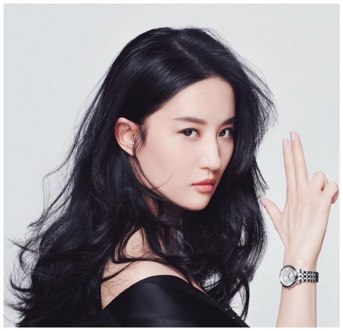 迪丽热巴节目录制途中被男观众求婚，网友：这已经不是第一次了