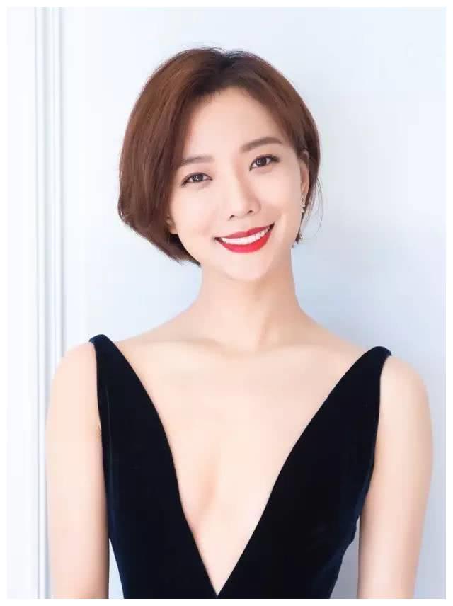 迪丽热巴节目录制途中被男观众求婚，网友：这已经不是第一次了