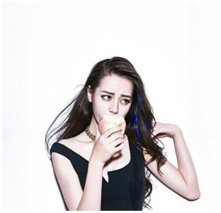 ​迪丽热巴节目录制途中被男观众求婚，网友：这已经不是第一次了