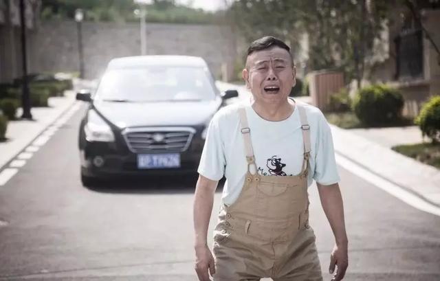 潘阳忙着旅行,小石头依偎在爸爸怀里,潘长江忙澄清:我还活着?