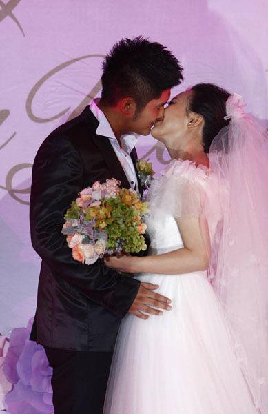 潘阳忙着旅行,小石头依偎在爸爸怀里,潘长江忙澄清:我还活着?