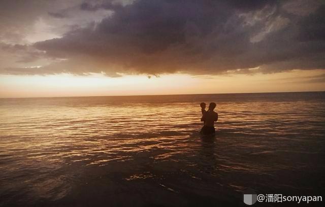 潘阳忙着旅行,小石头依偎在爸爸怀里,潘长江忙澄清:我还活着?