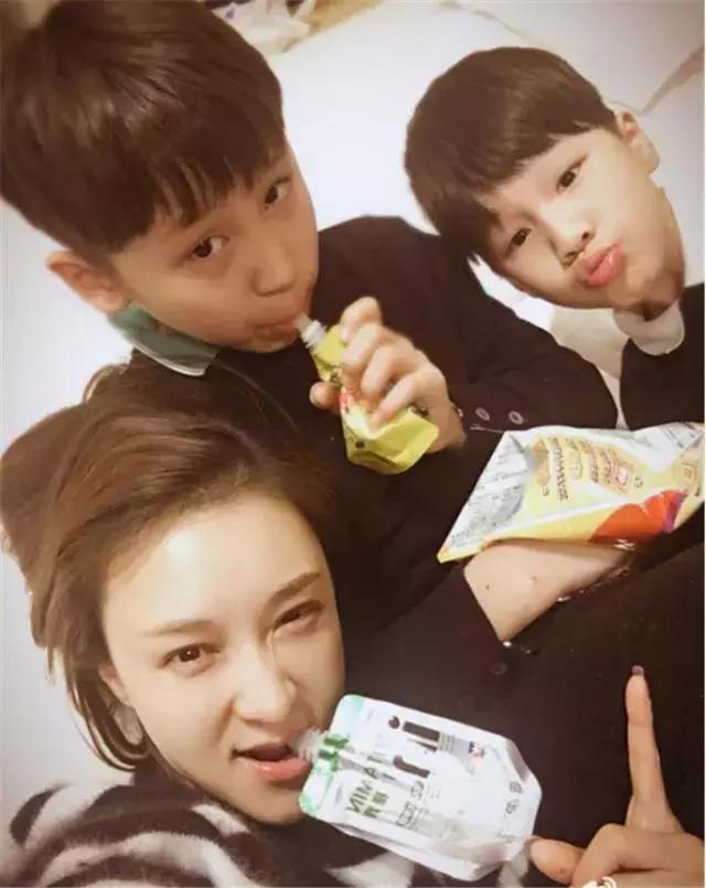 42岁乐珈彤生活近照：嫁给富商生活幸福安逸，两个儿子可爱帅气