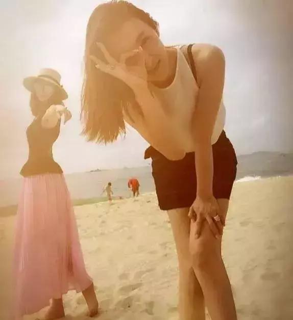 42岁乐珈彤生活近照：嫁给富商生活幸福安逸，两个儿子可爱帅气