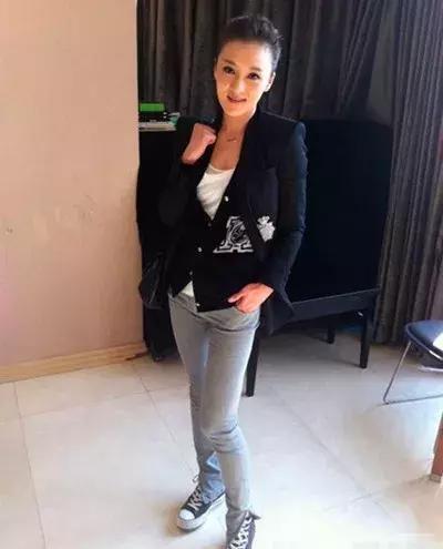 42岁乐珈彤生活近照：嫁给富商生活幸福安逸，两个儿子可爱帅气