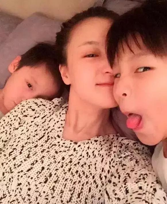 42岁乐珈彤生活近照：嫁给富商生活幸福安逸，两个儿子可爱帅气