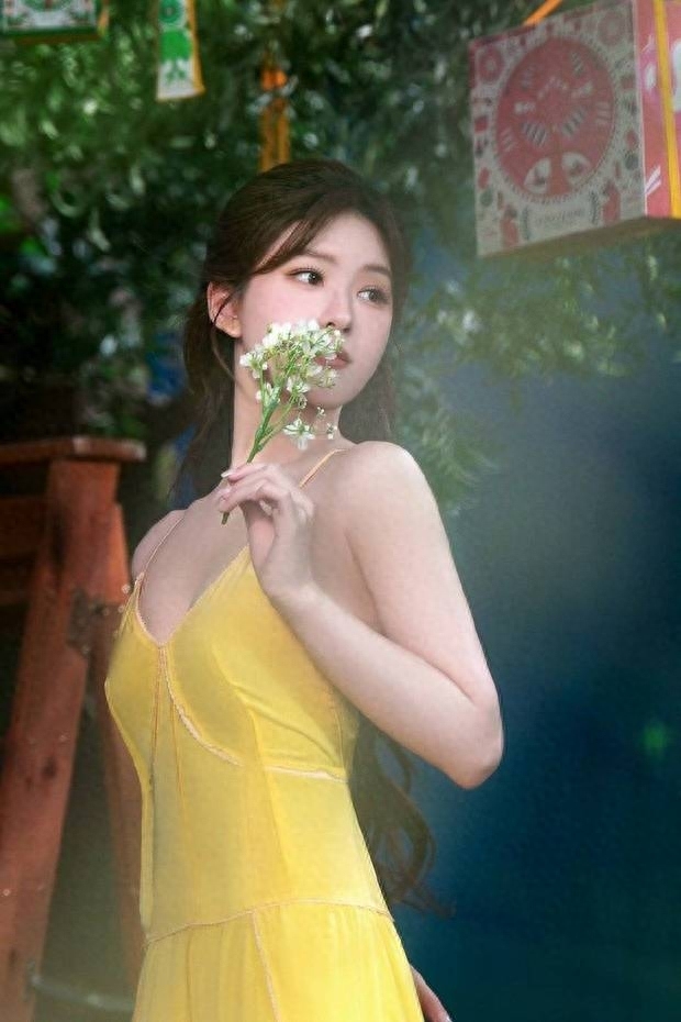 赵露思吊带长裙纯欲性感 腰肢纤细身姿妩媚动人